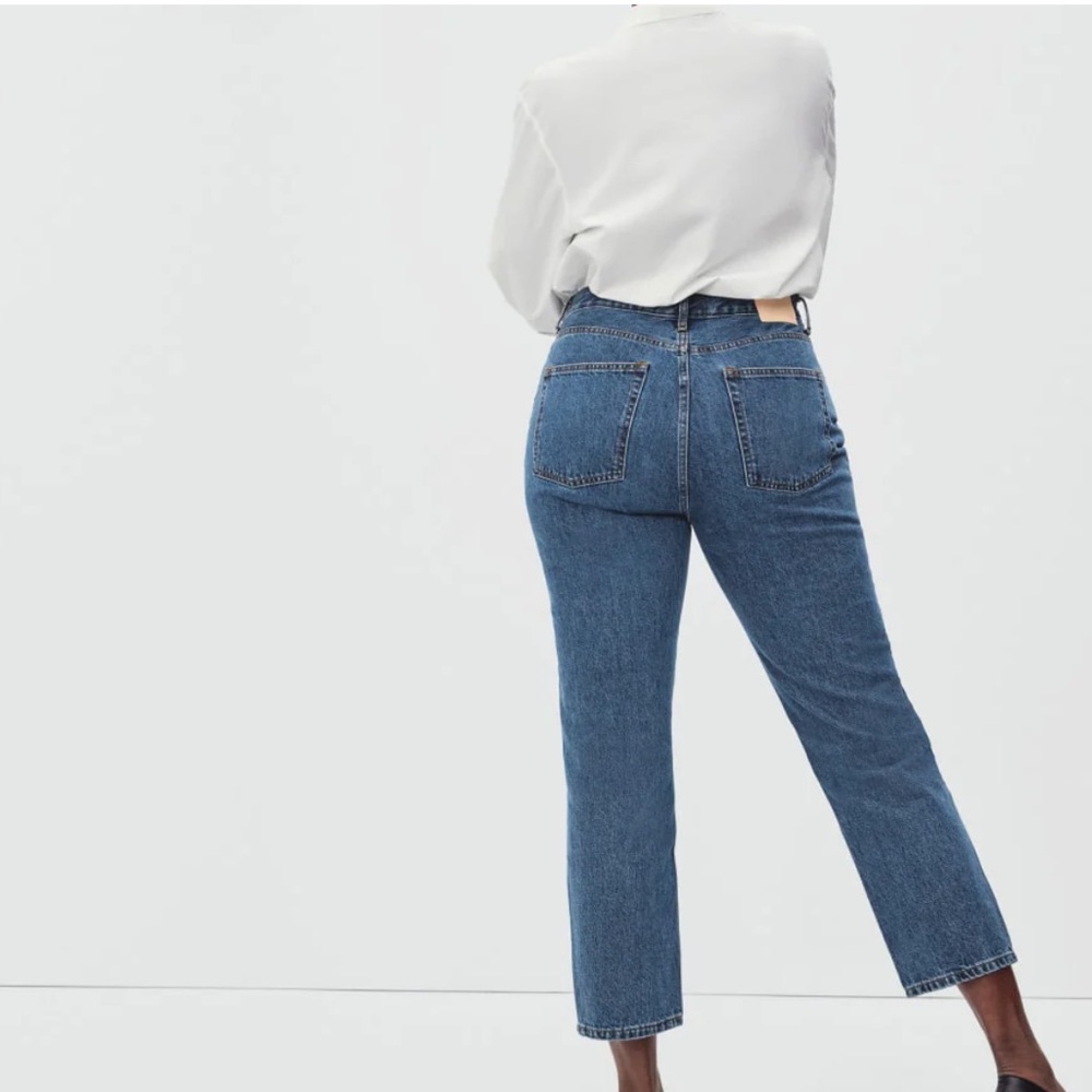 Everlane 90’s Curvy cheeky 90’s Jean in Medium Blue Wash short length. 31” waist - Picture 2 of 7